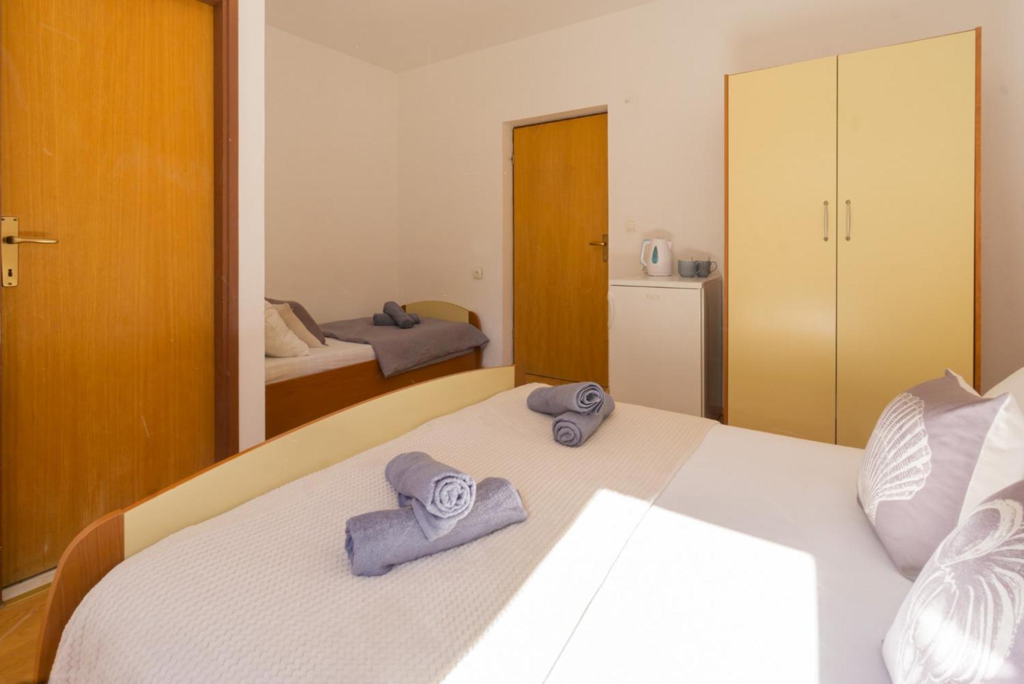 Apartment And Room Bacic Metajna Rum bild