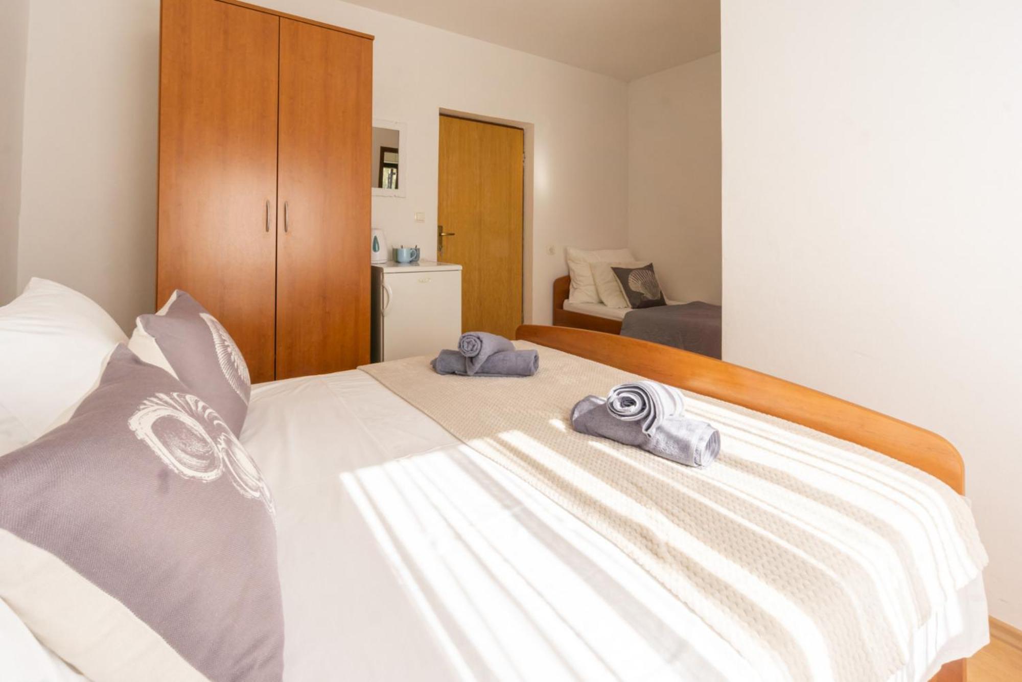 Apartment And Room Bacic Metajna Rum bild